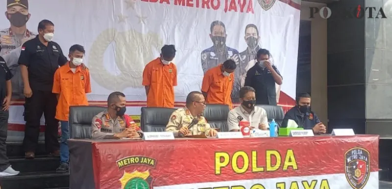 Polda Metro Jay menggelar jumpa pers kasus pembunuhan paranomral Amran alias ustad Alex.(adji)