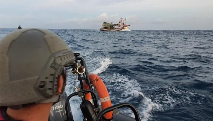 Patroli Bakamla RI, saat menangkap kapal pencuri ikan berbendera Vietnam di Perairan Natuna Utara.(Humas Bakamla)