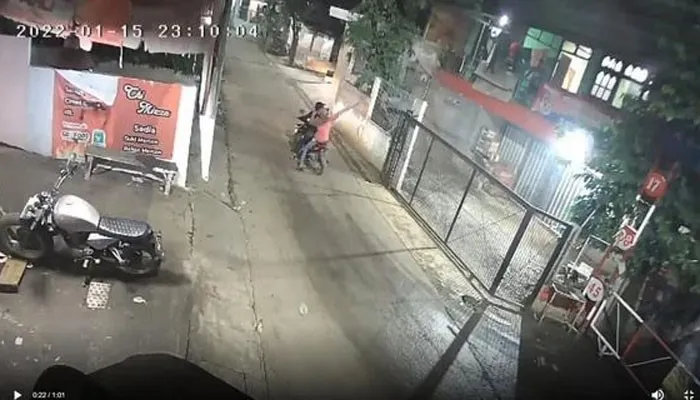 Pelaku mengancungkan senjata tajam di pemukiman warga lari tunggang langang. (tangkap layar CCTV)