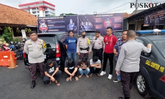 4 pelaku pemalak sopir truk yang beraksi di Pintu Masuk Tol Tomang, Palmerah, Jakbar, diciduk polisi. (Pandi)