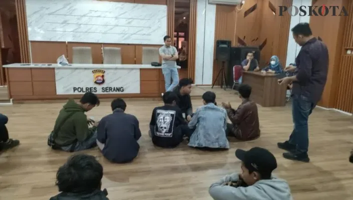 Puluhan remaja asal Kabupaten Tangerang saat diamankan di aula Mapolres Serang karena kedapatan konvoi membakar petasan. (haryono)