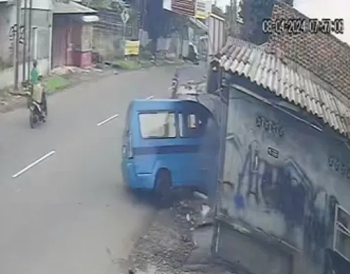 Angkot menabrak sejumlah motor dan ruko di Cibinong Bogor. (Tangkapan Layar CCTV)