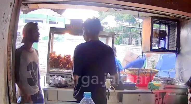 Aksi pemerasa di kedai ayam goreng kawasan Palmerah, Jakarta Barat. (IG: infojktku)