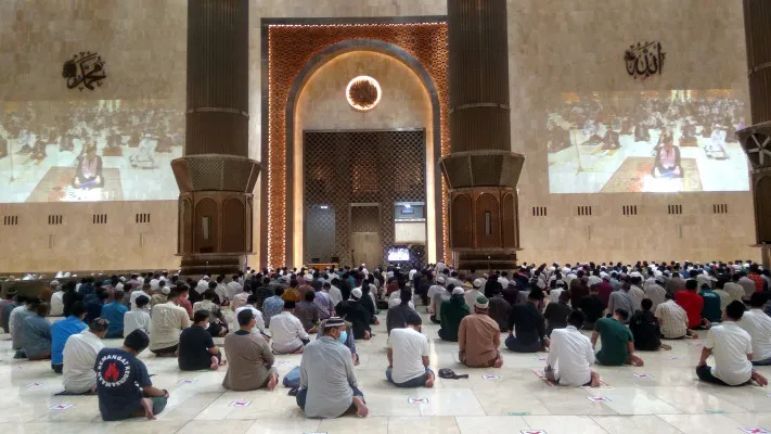 Ilustrasi jemaah tampak khusyuk melaksanakan salat tarawih 1 Ramadan 1442 H di Masjid Istiqlal. (dok poskota)