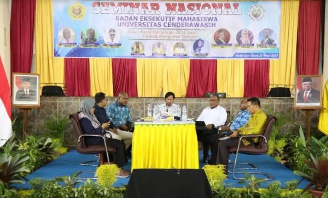 Wamendagri John Wempi Wetipo dalam acara topik “Pesta Demokrasi 2024” di Auditorium Universitas Cenderawasih (Uncen) Papua. (ist)