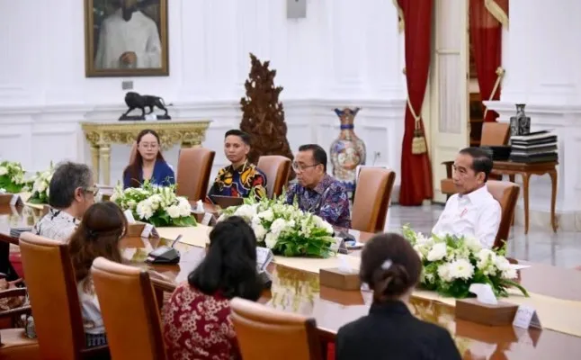 Foto: Presiden Joko Widodo saat menerima seniman Butet Kartaredjasa. (biro pers)