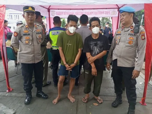 Polisi mengamankan dua pemeras tarif parkir Rp150 ribu di Masjid Istiqlal Jakarta Pusat. (Dok: Humas Polres Metro Jakarta Pusat)