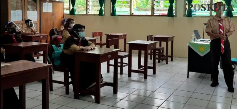 Proses uji coba belajar tatap muka tahap dua di SDN Malaka Sari 13, Duren Sawit. (Ifand)