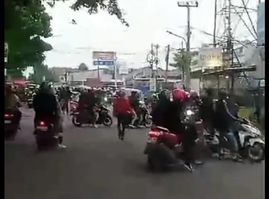 Suasana tawuran antara pendukung Persib dan Persija di Kota Serang. (ist)