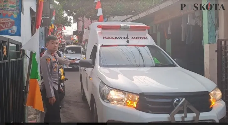 Kapolsek Jagakarsa Kompol Multazam mengiringi iringan mobil jenasah dari  rumah duka untuk dimakamkan. (Angga)