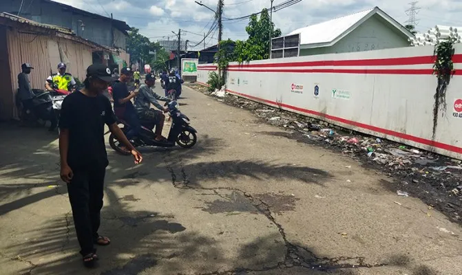 Lokasi aksi tawuran PIK Penggilingan, dimana seorang pemuda luka bacok parah di lengan, penyabab korban tewas. (Foto/cr02) 