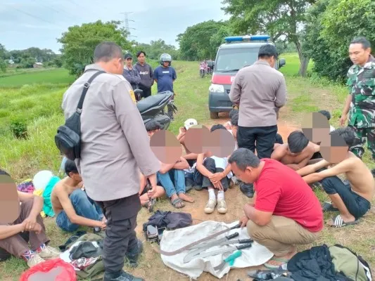 Sebanyak 17 remaja yang diduga akan melakukan aksi tawuran, diamankan personel Polsek Carenang. Tiga dari 17 remaja ditetapkan sebagai tersangka dan dijerat UU Darurat. (Istimewa)