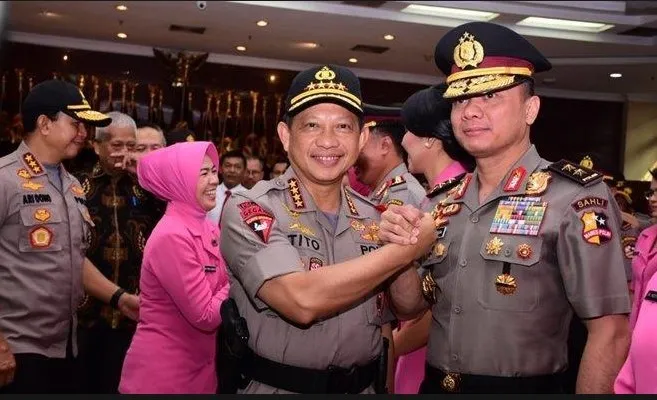 Kapolda Jatim Irjen Teddy Minahasa Putra bersama Mendagri Tito Karnavian.(ist)