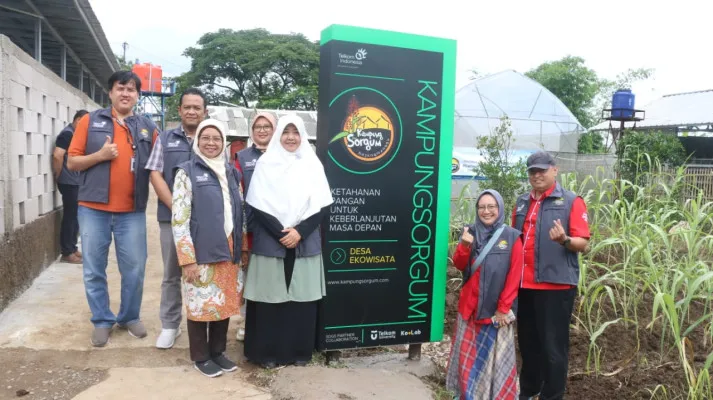 Telkom Indonesia bersama Telkom University (Tel-U) melalui program Corporate Social Responsibility (CSR) di Kampung Sorgum, Desa Bojongmanggu, Kabupaten Bandung, pada Kamis (28/11). (Tel-U)