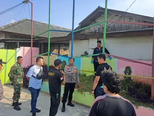 Kepolisian Polsek Teluk Naga saat olah tkp diduga pria hendak bunuh diri. (Dok : Polsek Teluk Naga).