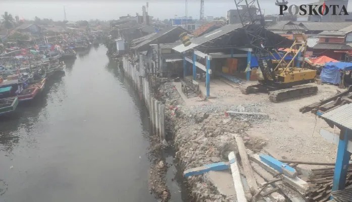 Bangunan TPI Pasar Labuan yang dibongkar dampak proyek penanganan banjir Cipunten Agung. (Poskota/Samsul Fatoni)