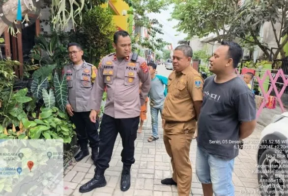 Kapolsek Cikande Kompol Andhi Kurniawan bersama perangkat Desa Nagara saat mengecek lokasi temu bayi. (ist)