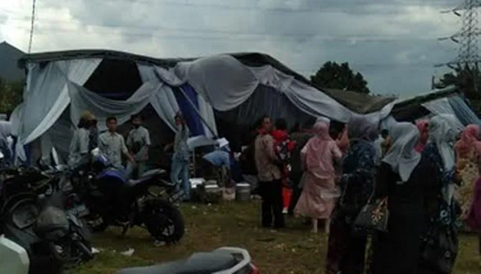 Disapu angin puting beliung tenda hajatan roboh