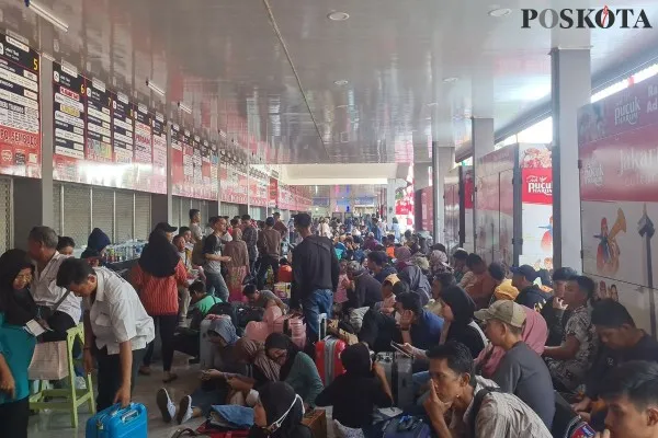 Suasana di Terminal Bus Kalideres, Jakarta Barat dipadati calon pemudik. (Poskota.co.id/Pandi Ramedhan)