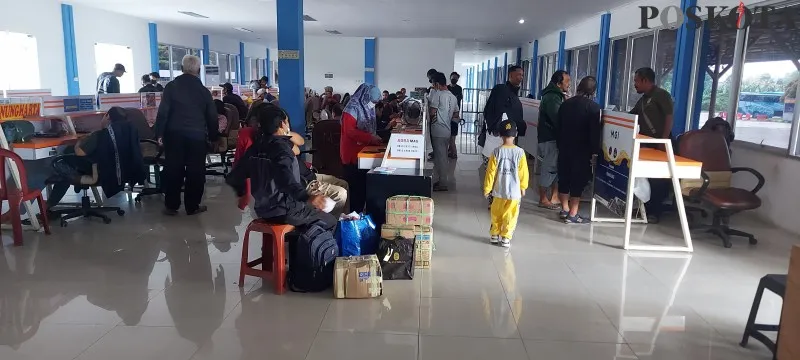 Suasan antrean pemudik di Terminal Tipe A Jati Jajar, Kecamatan Tapos, Kota Depok. (Poskota.co.id/Angga Pahlevi)