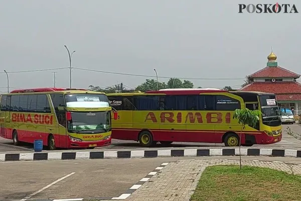 Bus saat yang terparkir di Terminal Pakupatan (Poskota.colid/Bilal Hardiansyah)