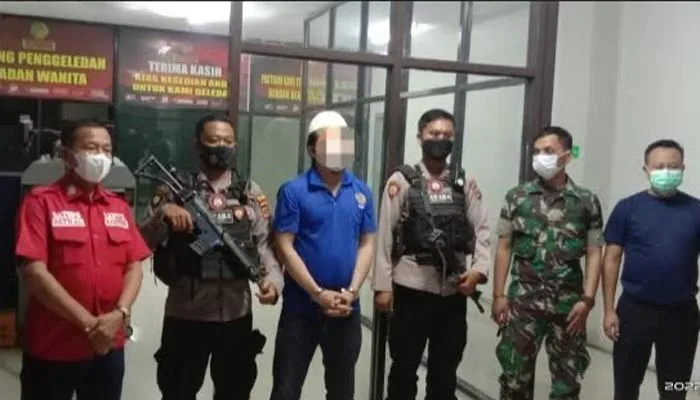 Terpidana IG dalam pengawalan ketat saat akan dipindahkan dari Lapas Cilegon ke Nusakambangan. (ist)