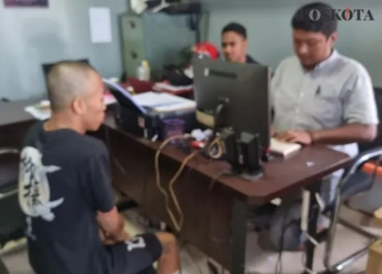 Tersangka EK alias Dut saat menjalani pemeriksaan di ruang Satreskrim Polres Pandeglang. (haryono)