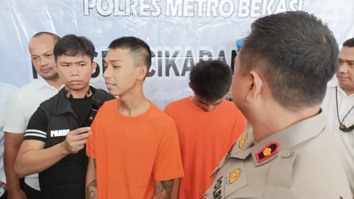 Dua tersangka saat ditangkap di Mapolsek Cikarang Barat, kabupaten Bekasi. (Humas Polres Metro Bekasi).