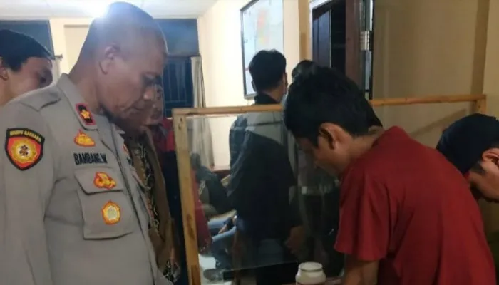 Kapolsek Serang Kompol Bambang mengecek barang bukti obat keras yang diamankan warga Lopang Cilik. (ist)