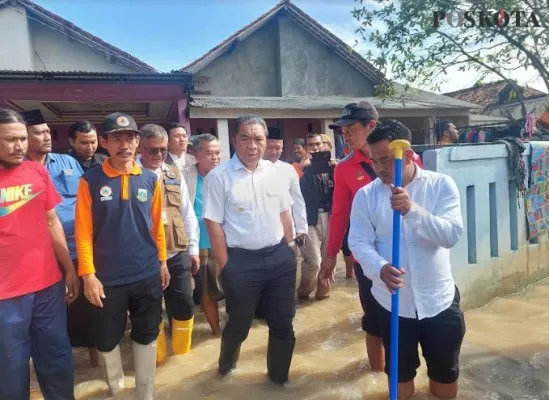 Pj Gubernur Banten, Al Muktabar saat tinjau banjir di Kampung Cirumpat, Desa Tanjung Burung, Kecamatan Teluknaga, Kabupaten Tangerang (Foto: Bilal)