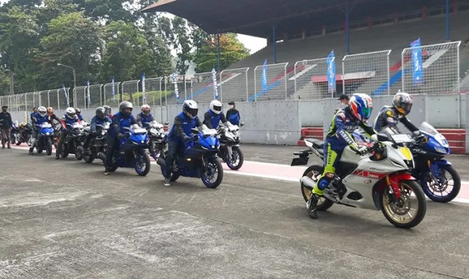 Keseruan dirasakan oleh peserta tes ride All New R15 Connected dalam ajang bLU cRU Fun Riding dan juga bLU cRU Day Circuit Experience di sirkuit International Sentul. (Foto/muhamad ichsan)