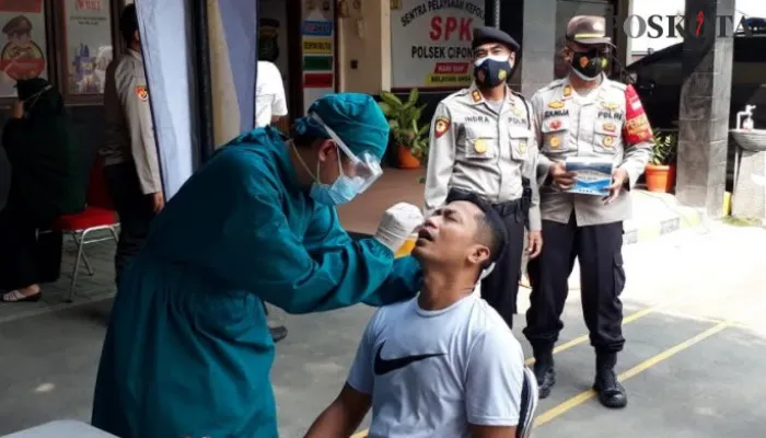 Swab antigen di polsek Cipondoh. (Fernando Toga)