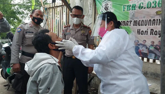 Kanit Binmas Iptu Rudi dengan Dokkes Polres Metro Depok melakukan swab antigen kepada para tukang parkir di Jalan Raya Bogor (depan Gang Perkapuran). (Angga)