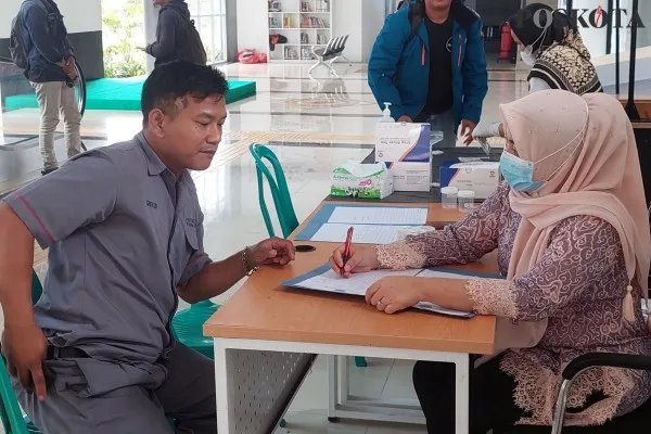 Sopir bus di Terminal Pakupatan, Kota Serang saat mengikuti tes urine yang diselenggarakan BNN Banten (Poskota.co.id/Bilal Hardiansyah)