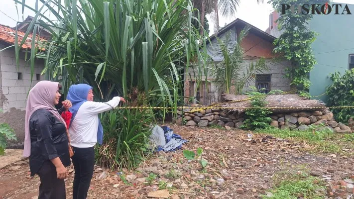 Tetangga menunjuk lokasi belakang rumah tersangka pembunuhan anak di Kampung Ciketing Udik, RT 003/RW 07, Kecamatan Bantargebang, Kota Bekasi. (Poskota.co.id/Ihsan Fahmi)