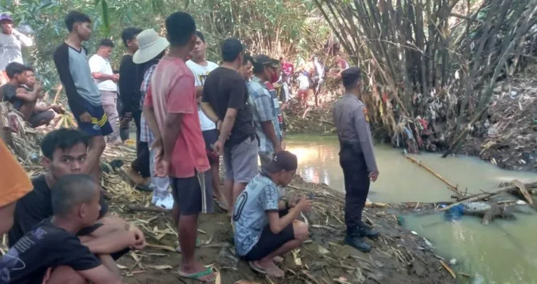 Jasad korban tersangkut batang kayu sebelum dievakuasi petugas. (ist)