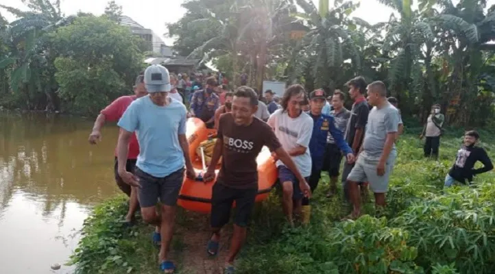 Setelah dilakukan pencarian, dua bocah yang tewas tenggelam, ditemukan dan dievakuasi.. (Foto/ist)