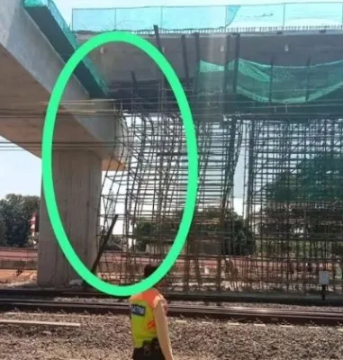 Tiang scaffolding atau penyangga beton  miring, nyaris roboh di Stasiun Manggarai (tangkapan layar)