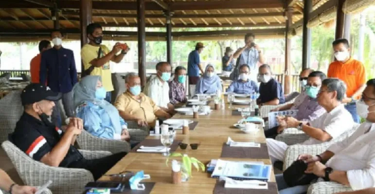 Bupati Pandegang Irna Narulita saat bertemu dengan pimpinan PT.Kawasan Industri Jababeka Tbk  di Tanjung Lesung.(Ist)