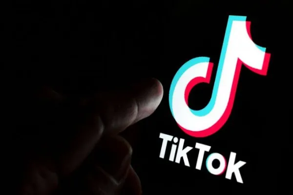 Kini, pemerintah Inggris juga ikut melarang penggunakan aplikasi TikTok di negaranya. (ist)