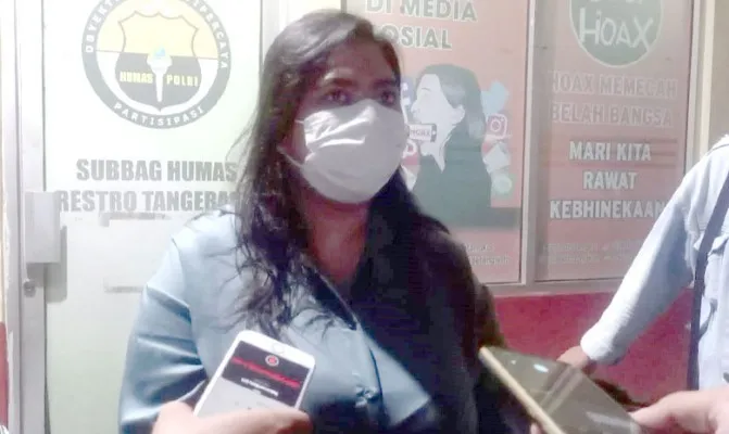 RNA memberkan tindakan oknum Polisi yang terus mengiriminya pesan secara bertubi - tubi.  (Foto/iqbal)