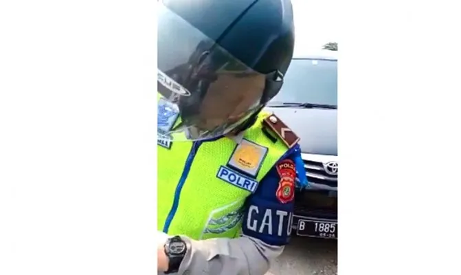 Polda Metro mengakui oknum anggota Polisi Lalu Lintas Polda Metro Jaya menilang pengendara mobil yang bermuatan dalam berisi sepeda viral di media sosial salah dalam penerapan pasal. (Foto/tangkapanlayarvideo)