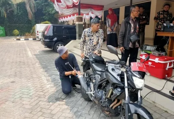 Dinas LH bersama kepolisian menggelar tilang bagi kendaraan yang belum uji emisi di kawasan Taman Anggrek, Jakbar. (Ist)