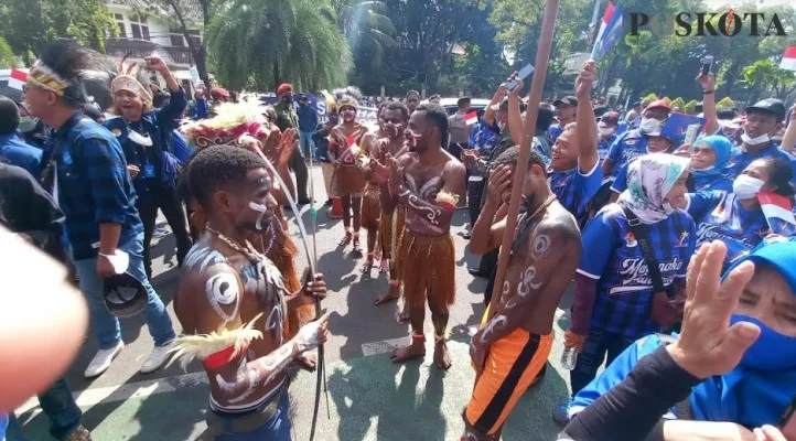 Massa Partai Prima menari-nari di depan KPU. (rizal)