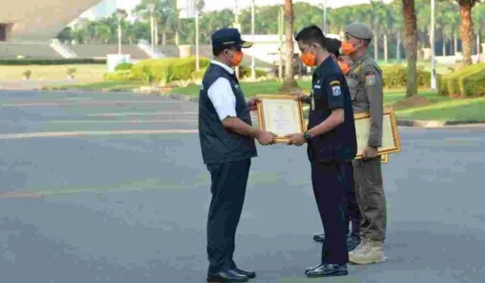 Gubernur DKI Jakarta Anies Baswedan memberikan penghargaan kepada Tim Pemulasaraan Jenazah Covid-19 di Monas. (Ist)