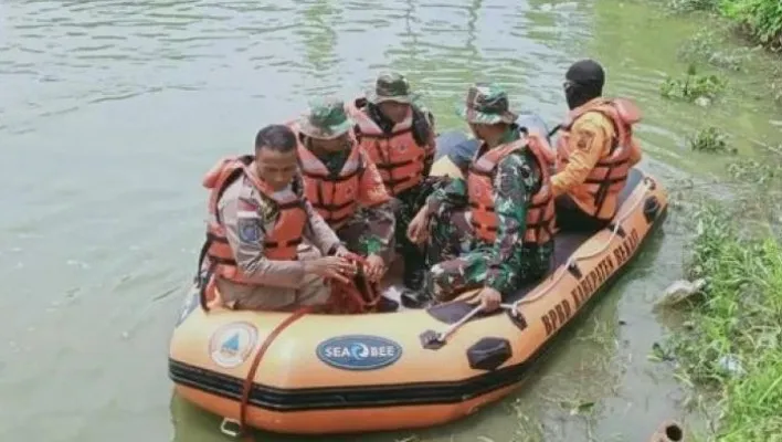 TNI Polri naiki perahu karet saat simulasi tanggap kebencanaan di Bekasi. (Ist).