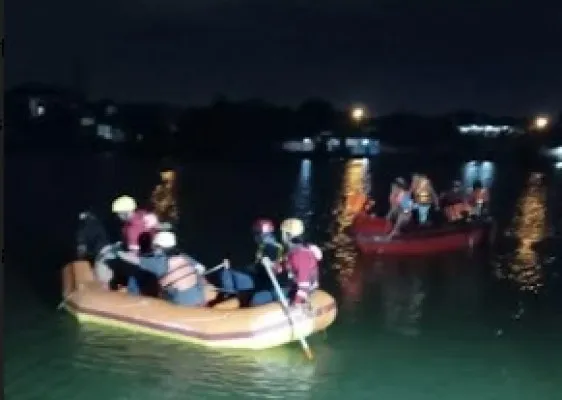 Anggota BPBD Kota Bekasi saat melakukan evakuasi pencarian warga tenggelam di situ rawa gede, Kota Bekasi. (Ist)