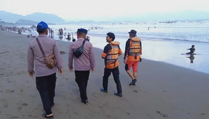 Tim SAR saat akan melakukan pencarian korban yang terseret ombak di Pantai Kebon Kelapa. (Foto/ist)