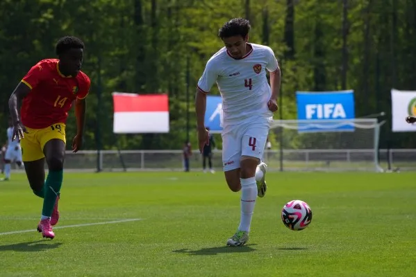 Pemain Timnas Indonesia U23, Nathan Tjoe-A-On saat berhadapan dengan pemain Guinea dalam Playoff Olimpiade Paris 2024. 3 Fakta mengejukan terjadi(PSSI.org)