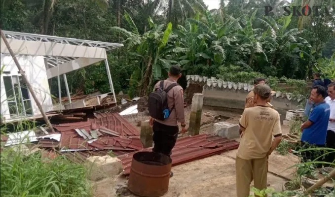 Jajaran BPBD Pandeglang dan Lurah Kabayan saat cek lokasi pergerakan tanah. (Foto: Samsul Fatoni).